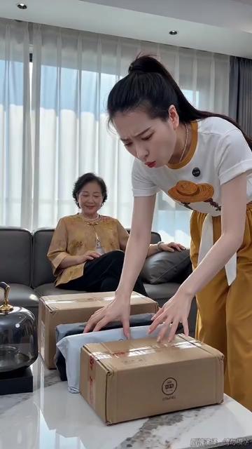 本来专门给自己亲妈买的夏季妈妈装_拆开快递被婆婆抢先穿上试了_上身版型舒服还显气色_看着特别合适_索性再下一单_两位妈妈一人一套全都安排到位
