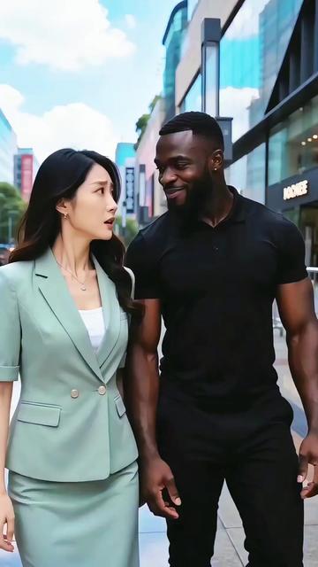 当众纠缠女孩_叫来同伙也没用